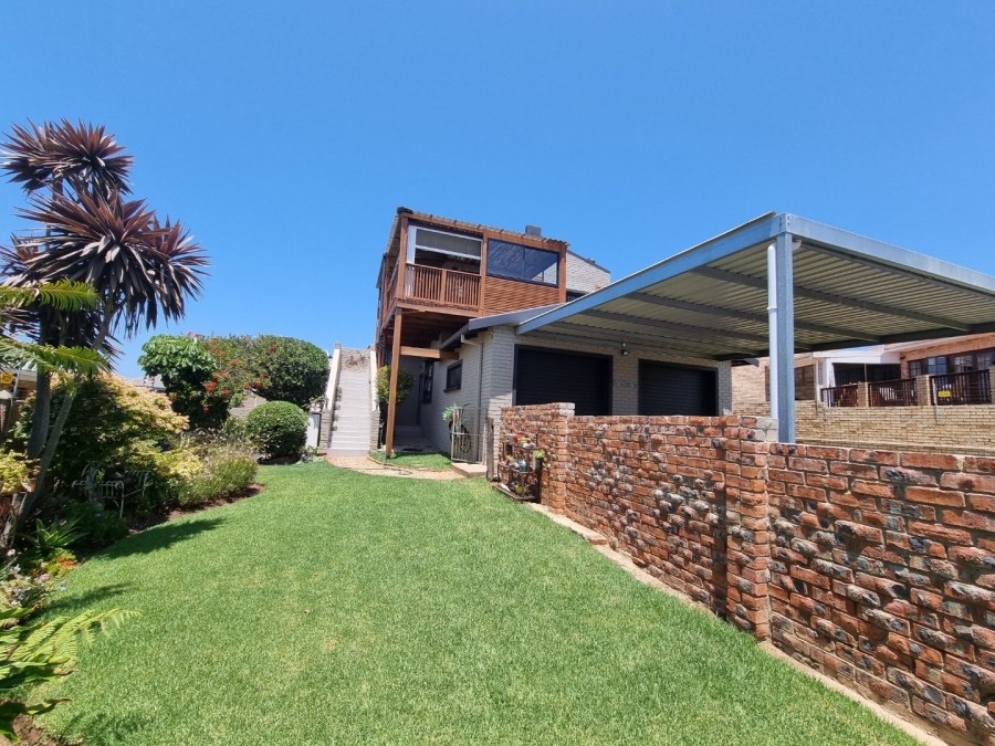 4 Bedroom Property for Sale in Wavecrest Eastern Cape